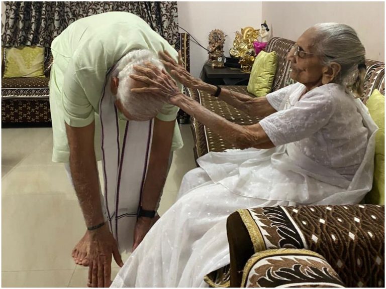 Narendra Modi: అమ్మతో ప్రధాని మోడీ.. ఫోటోలు వైరల్