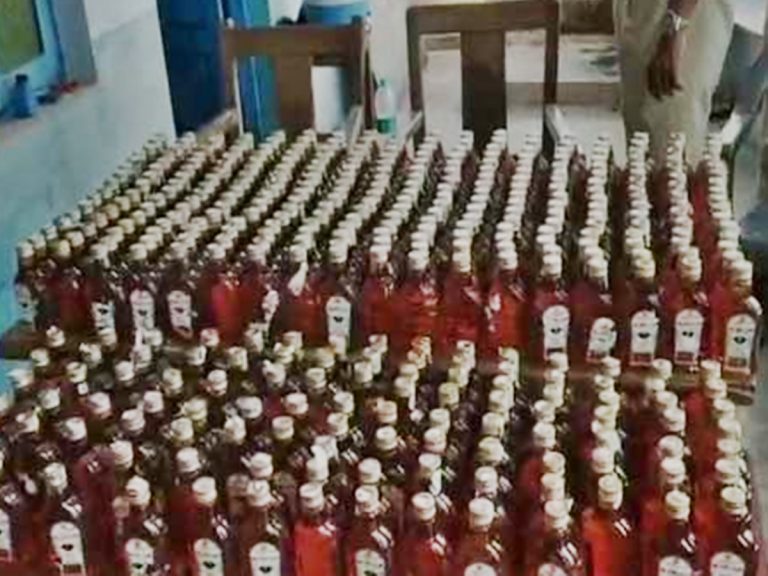 Andhra Pradesh: నెల్లూరులో మద్యం స్కాం.. స్టిక్కర్లు మార్చి అమ్మేస్తున్నారు