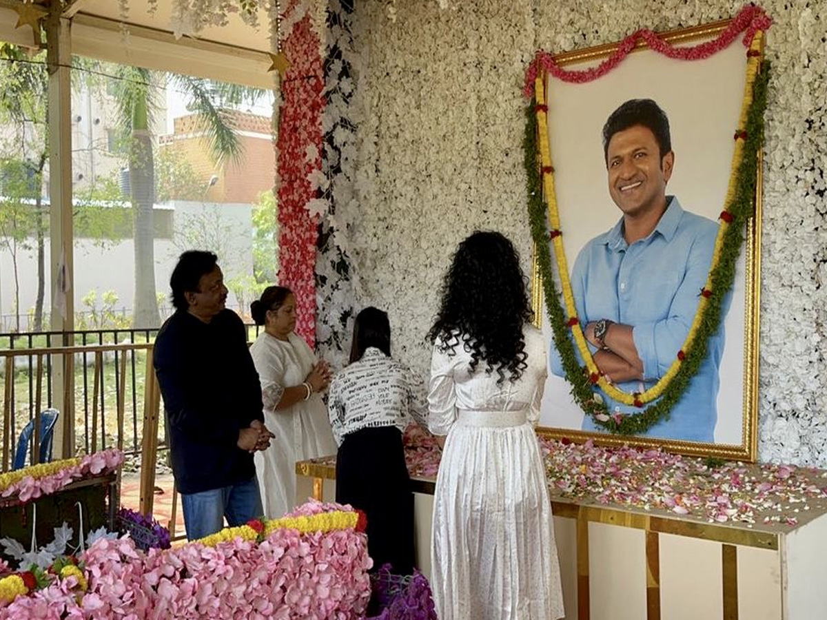 RGV: పవర్ స్టార్ కు నివాళులు అర్పించిన వర్మ.. ఫోటో వైరల్