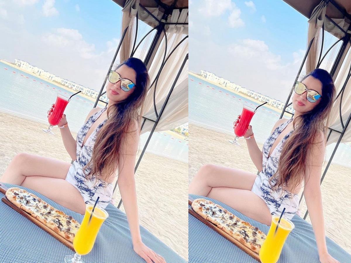 Richa Panai: బీచ్ లో అందాల విందు చేస్తున్న అల్లరోడి హీరోయిన్