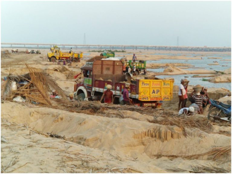 Sand Mafia : గోదావరితీరంలో రెచ్చిపోతున్న ఇసుకాసురులు