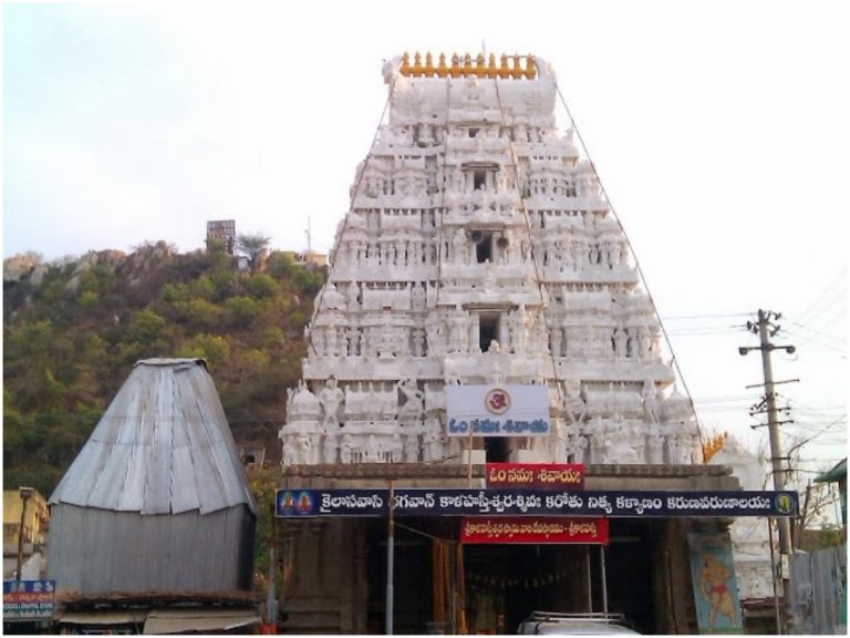 Srikalahasti Temple: ఇద్దరు ఉద్యోగుల సస్పెన్షన్.. ఇద్దరికి మోమోలు