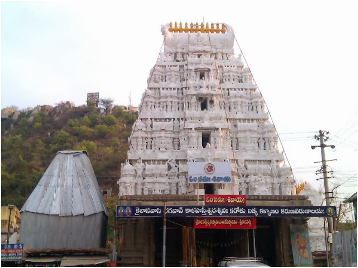 Srikalahasti Temple: ఇద్దరు ఉద్యోగుల సస్పెన్షన్.. ఇద్దరికి మోమోలు