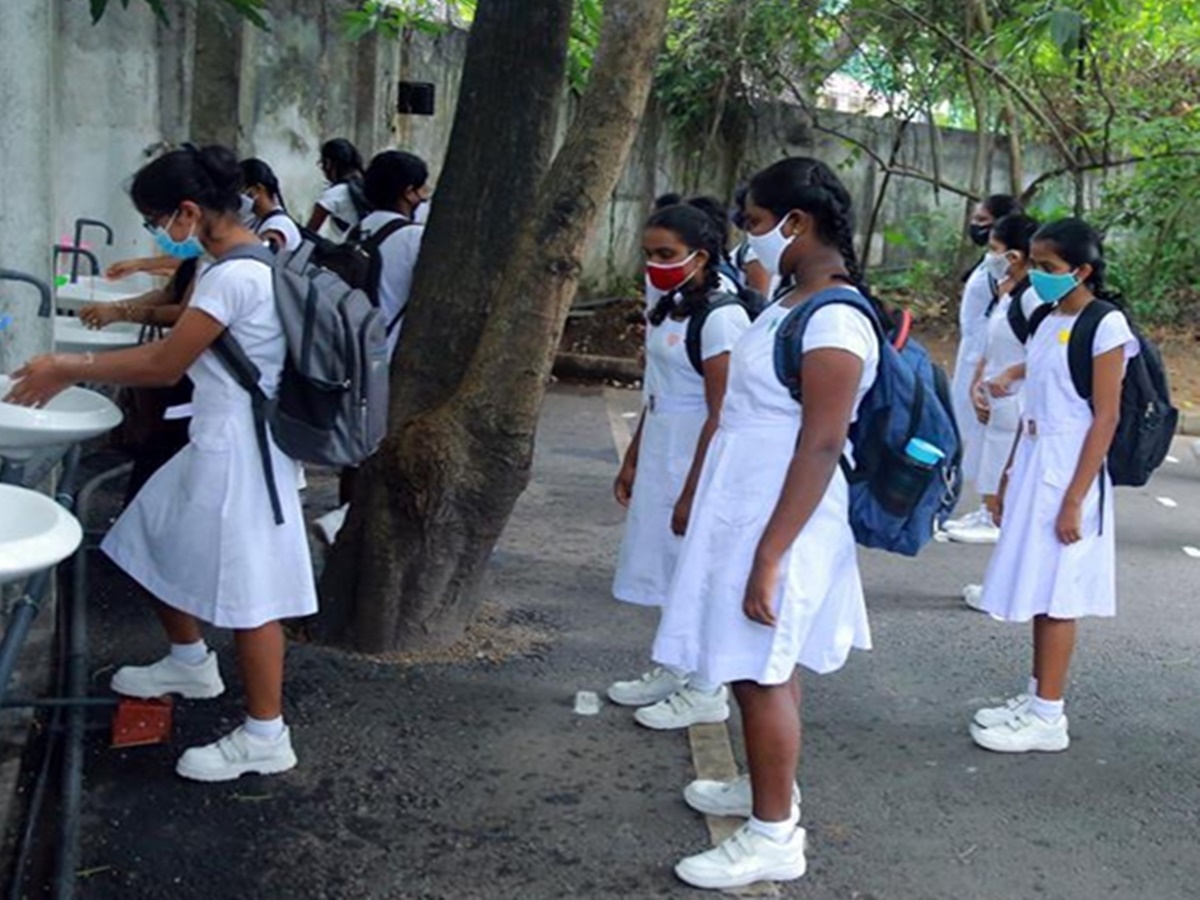 Srilanka: దిగజారిన ఆర్థిక పరిస్థితి.. పేపర్, ఇంక్ కొరతతో పరీక్షలు వాయిదా