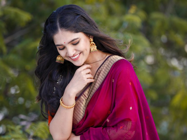 Vani Bhojan:  చీరకే అందం తెచ్చినట్టుందే