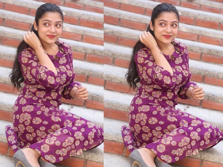 Varsha Bollamma: కుర్ర హీరోయిన్ కళ్లతోనే వల వేస్తుందిగా