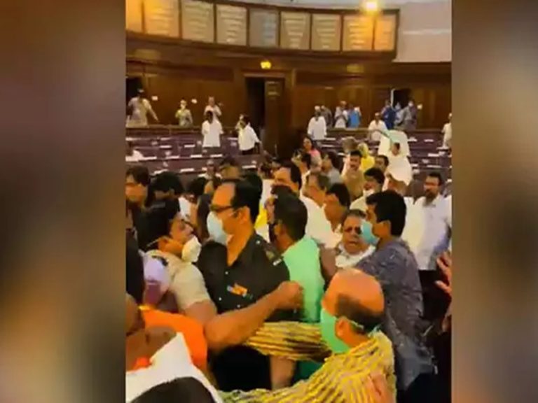 West Bengal: బెంగాల్ అసెంబ్లీలో రగడ.. సభలో కొట్టుకున్న ఎమ్మెల్యేలు