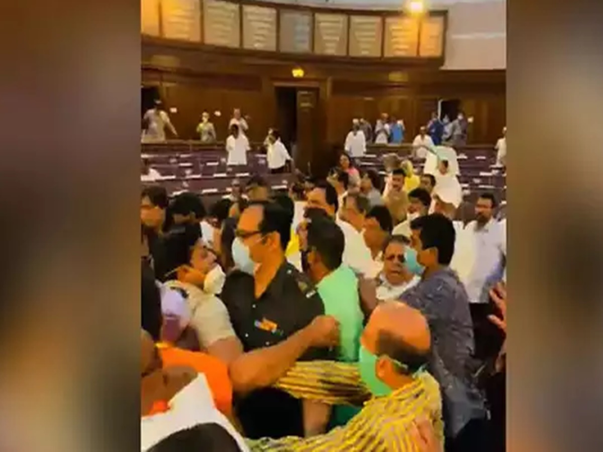 West Bengal: బెంగాల్ అసెంబ్లీలో రగడ.. సభలో కొట్టుకున్న ఎమ్మెల్యేలు