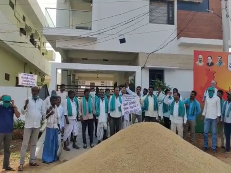 Farmers: ఎంపీ అర్వింద్‌కు నిరసన సెగ.. ఇంటి ముందు వడ్లు పోసి ఆందోళన..