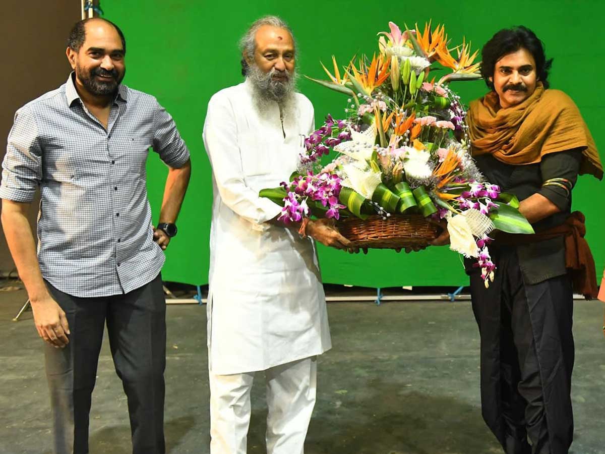 Hari Hara Veeramallu: తోట తరణికి పవన్ కళ్యాణ్ హార్ధిక స్వాగతం!