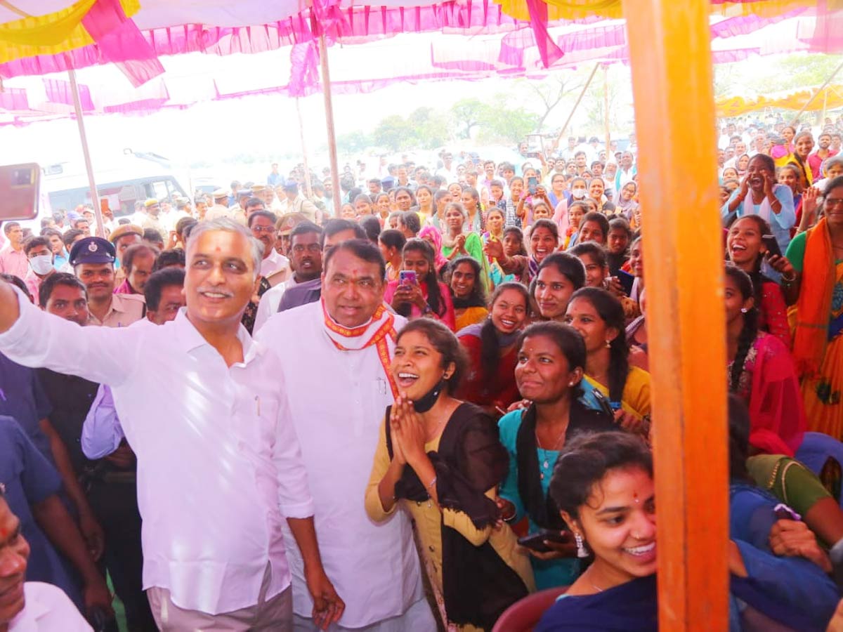 Harish Rao : హరీష్‌రావు క్రేజ్‌ మాములుగా లేదుగా.. పోటీపడ్డ యవతులు..