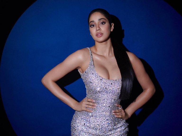 Janhvi Kapoor Pics : అందాలతో మత్తెక్కిస్తున్న రాక్షసి