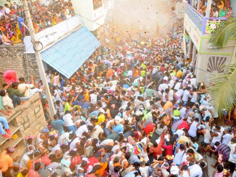 Dung Cakes Fight : ఘనంగా జరిగిన పిడకల సమరం.. పలువురికి గాయాలు