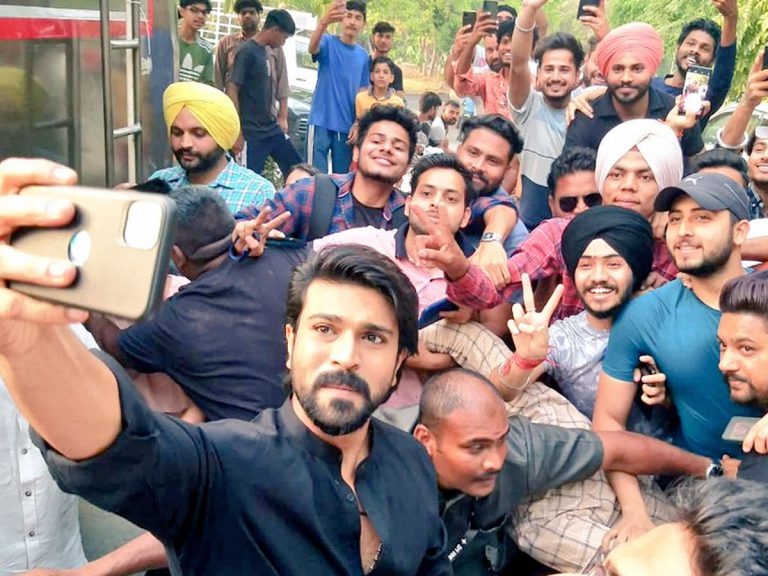 RC15 : అమృత్ సర్ సెట్స్ లో చెర్రీ… సెల్ఫీ కోసం ఎగబడ్డ ఫ్యాన్స్