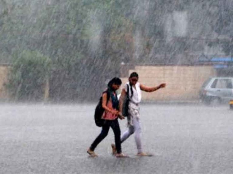 Rains: తెలుగు రాష్ట్రాల్లో వర్షాలు.. ఎల్లో అలర్ట్ జారీ..
