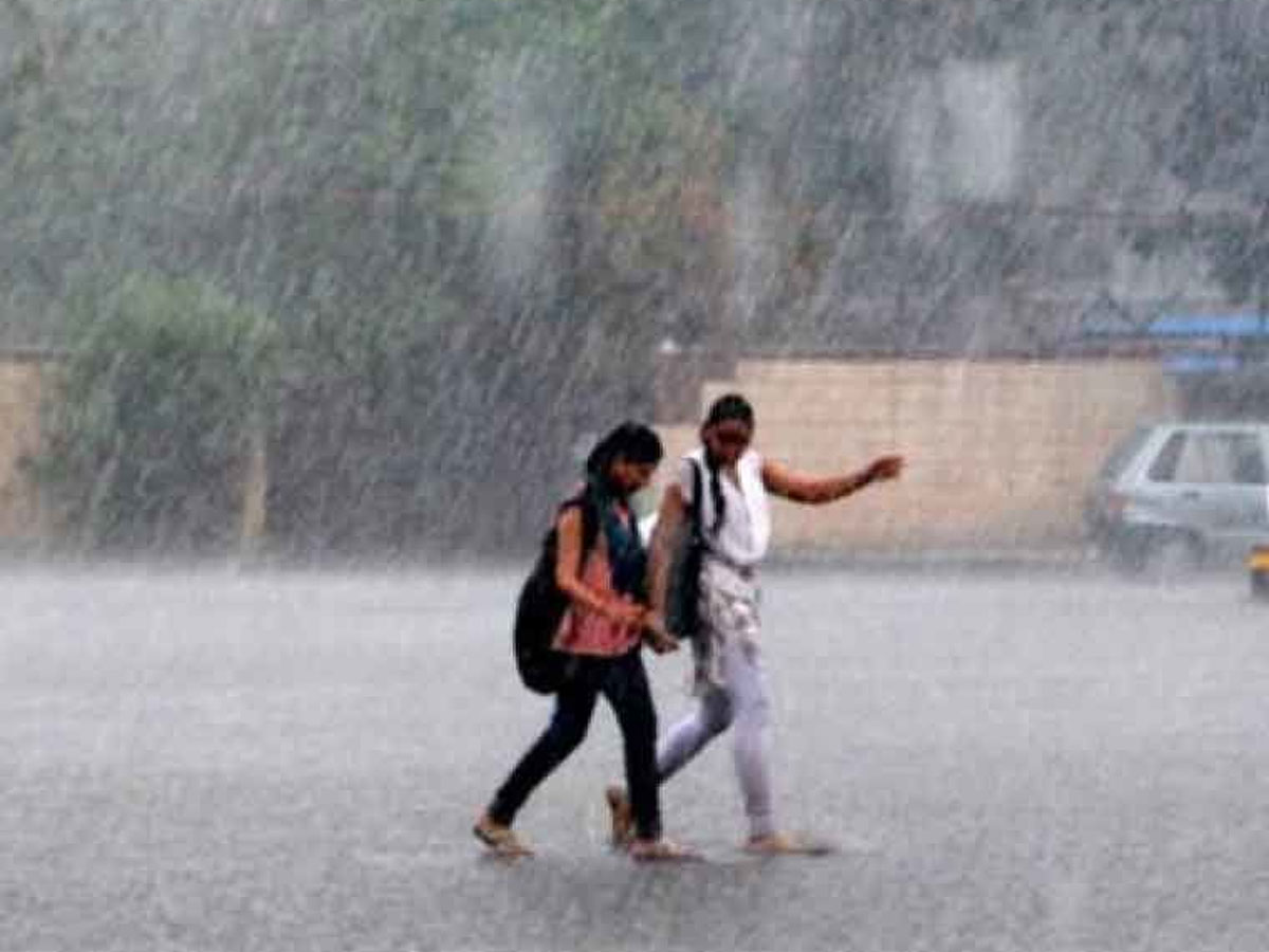 Rains: తెలుగు రాష్ట్రాల్లో వర్షాలు.. ఎల్లో అలర్ట్ జారీ..