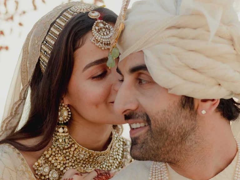 Ranbir-Alia Video Viral : మోకాళ్లపై కూర్చుని, లిప్ లాక్ తో… సినిమాను మించిన వరమాల సీన్ !