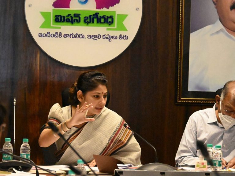 Smita Sabarwal : వేసవిలో ఎక్కడా కాంప్రమైజ్‌ కావొద్దు..