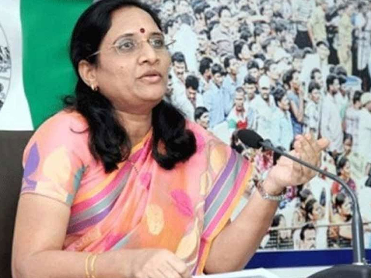 Vasireddy Padma: బాధితురాలి దగ్గర బలప్రదర్శన..! పరామర్శ అంటే ఏంటో టీడీపీ చెప్పాలి..!