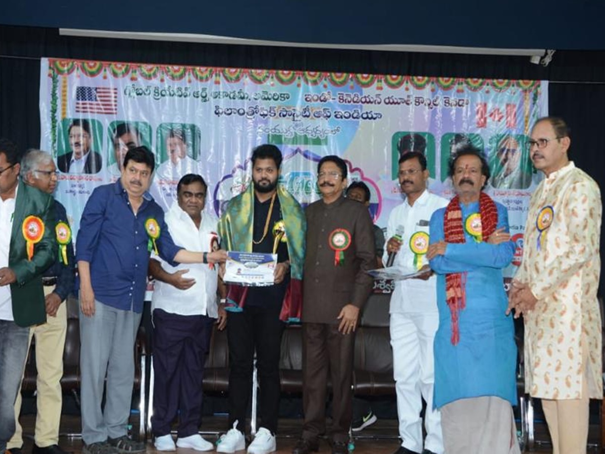 Hyderabad: హీరో ఆలేటి వరుణ్‌ను సత్కరించిన మాజీ గవర్నర్