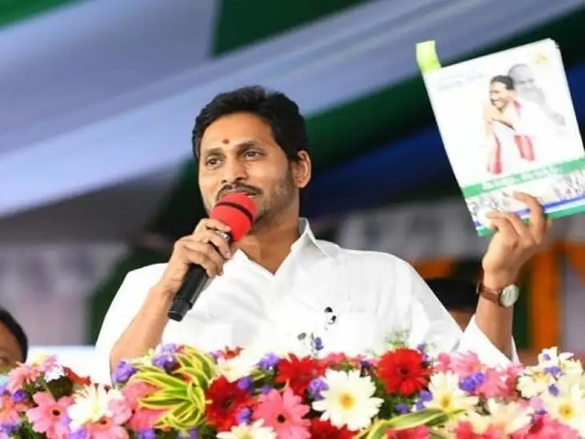 CM Jagan: కోర్టు కేసుల వల్లే ఇళ్ల పట్టాల పంపిణీ ఆలస్యం