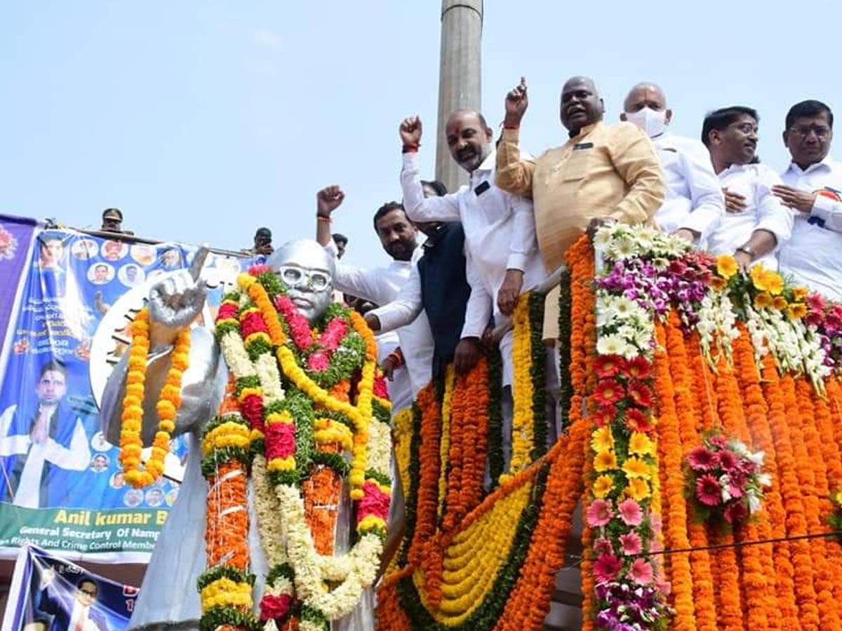 Bandi Sanjay : గడీ నుండి బయటకు వచ్చి ఆ మహనీయుని స్మరించుకో