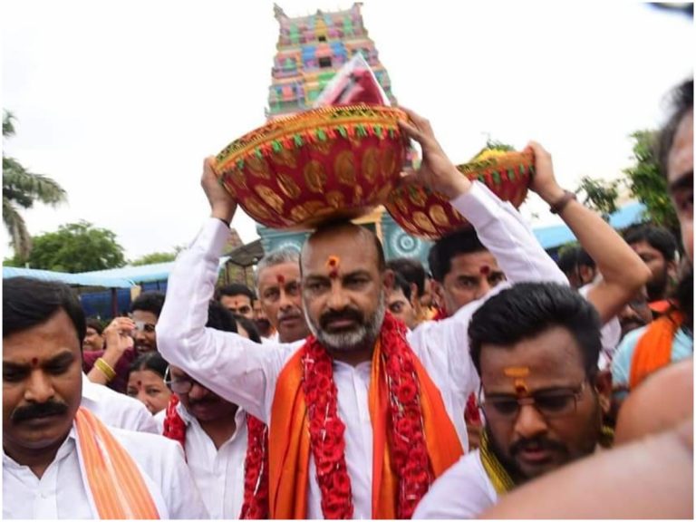 Bandi Sanjay: కేసీఆర్ మెడలు వంచి ధాన్యం కొనిపిస్తున్నాం