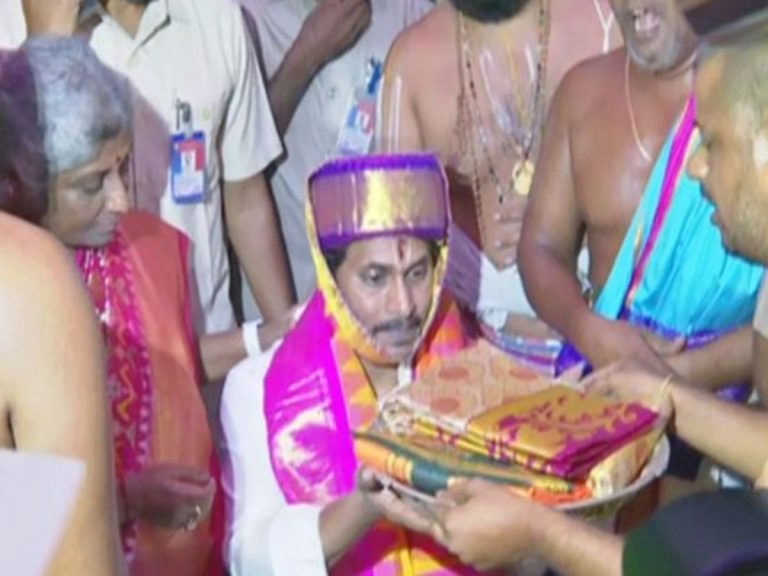 Vontimitta: కోదండరాముడికి పట్టువస్త్రాలు సమర్పించిన సీఎం జగన్