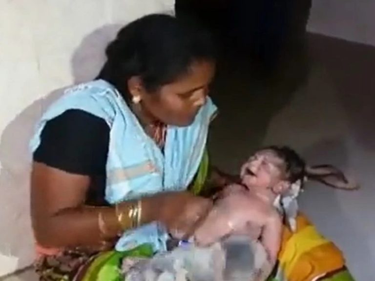 Andhra Pradesh: నర్సీపట్నంలో కరెంట్ కష్టాలు.. సెల్‌ఫోన్ లైట్ల మధ్య గర్భిణీకి డెలివరీ