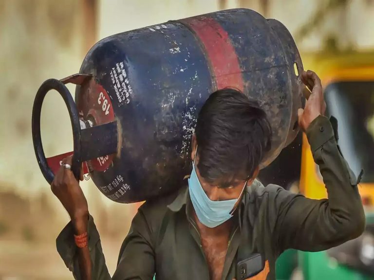 Gas Cylinder: బాదుడే బాదుడు.. రూ.250 పెరిగిన గ్యాస్ సిలిండర్ ధర