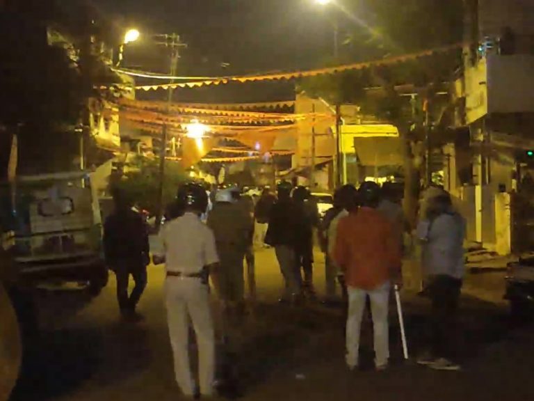 Karnataka: హుబ్లీలో ఉద్రిక్తత.. పోలీస్ స్టేషన్‌పై అల్లరి మూకల దాడి