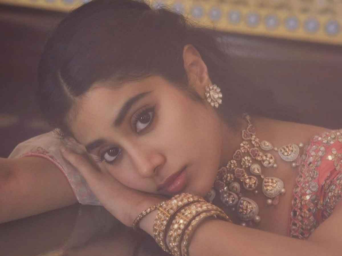 Jhanvi Kapoor: వరుడి కోసం ఎదురు చూపులా అతిలోక సుందరీ..