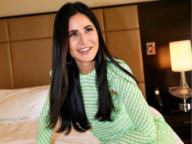 Katrina Kaif: బెడ్ పై అందాల ‘మల్లీశ్వరి’.. నవ్వుతో ఫిదా చేస్తుందే