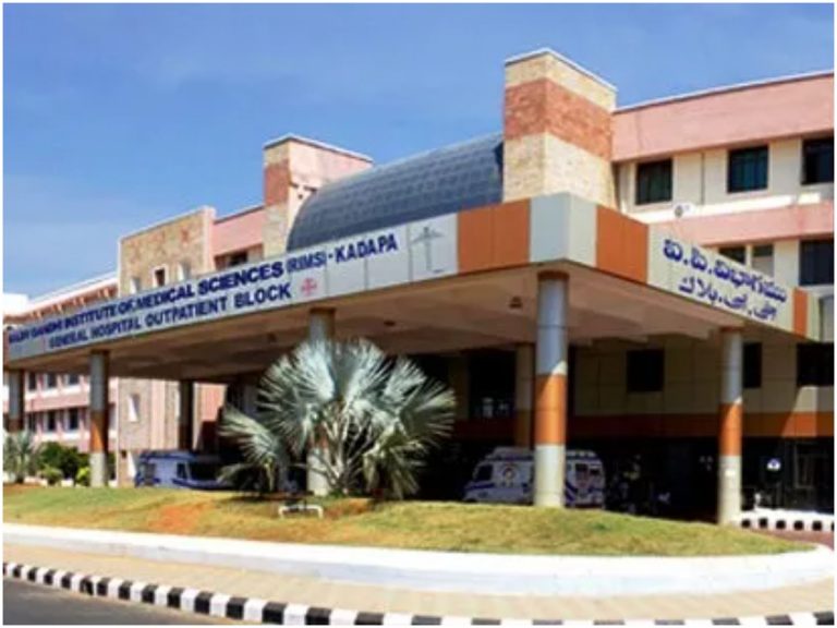 Kadapa RIMS: చిచ్చురేపిన సీల్.. ఛాంబర్‌కు తాళాలు