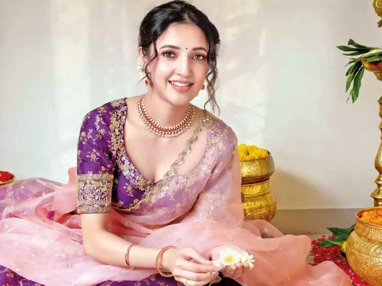 Neha Shetty: డీజే టిల్లు గాడి గర్ల్ ఫ్రెండ్ ట్రెడిషనల్ లుక్ అదుర్స్