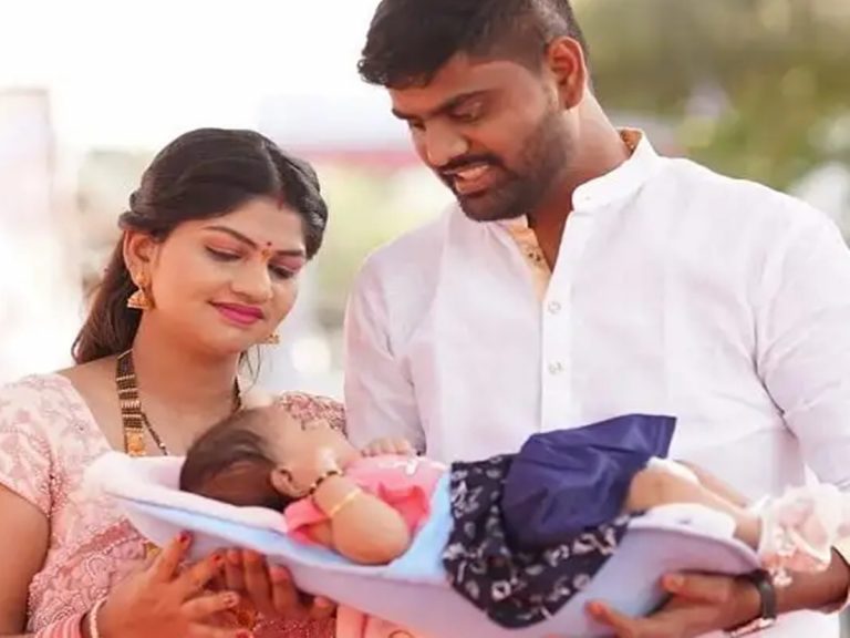 New Born Baby: ఆడపిల్ల పుట్టిందని హెలికాప్టర్ ద్వారా స్వాగతం