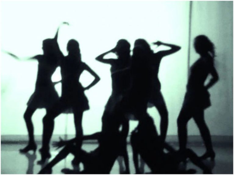 Viral News: పోలీసుల సాక్షిగా అశ్లీల నృత్యాలు