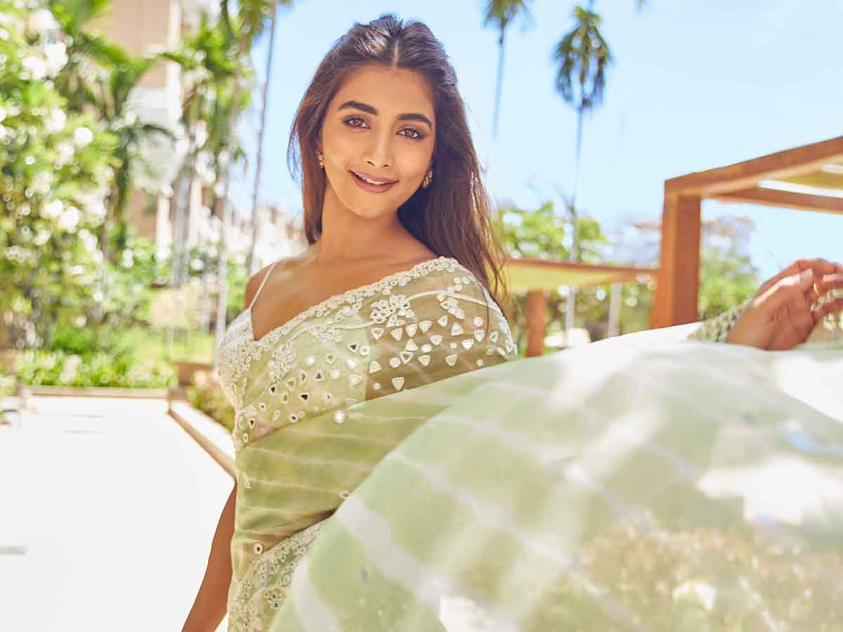 Pooja Hegde Pics : బ్యూటీ అండ్ ది బీస్ట్… శారీలో బుట్టబొమ్మ కిల్లర్ లుక్