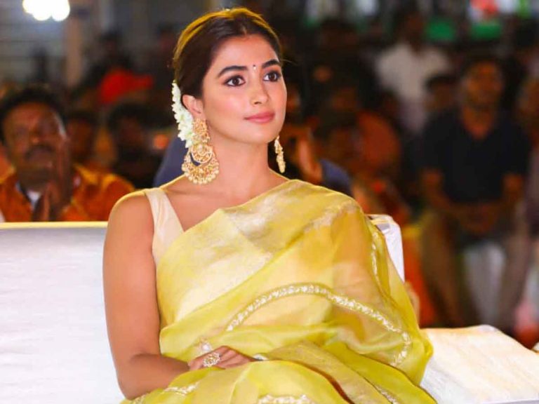 Pooja Hegde Pics : నీలాంబరీ… లేరెవ్వరే నీలా మరి !