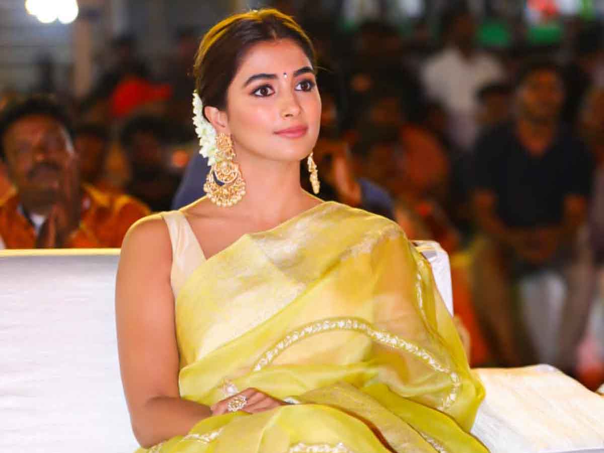 Pooja Hegde Pics : నీలాంబరీ… లేరెవ్వరే నీలా మరి !