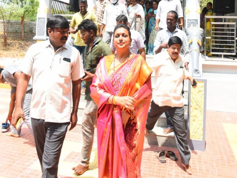 Tirupathi: శాప్ సమీక్ష సమావేశంలో మంత్రి రోజా సెల్‌ఫోన్ చోరీ