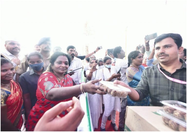 Governor Tamilisai: వివాదం ఏమీ లేదని నవ్వేసిన తమిళిసై