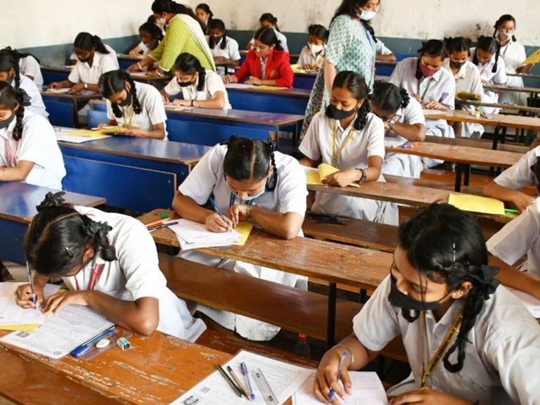 Exams: ఏపీ విద్యాశాఖ కీలక నిర్ణయం.. నో ఫోన్ జోన్లుగా టెన్త్ పరీక్షా కేంద్రాలు