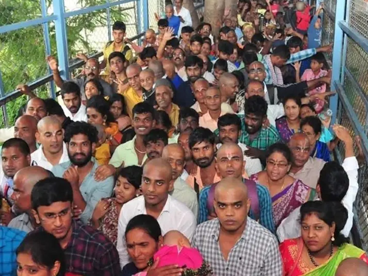 Tirumala: తిరుమలకు పోటెత్తిన భక్తులు.. శ్రీవారి దర్శనానికి 20 గంటల సమయం