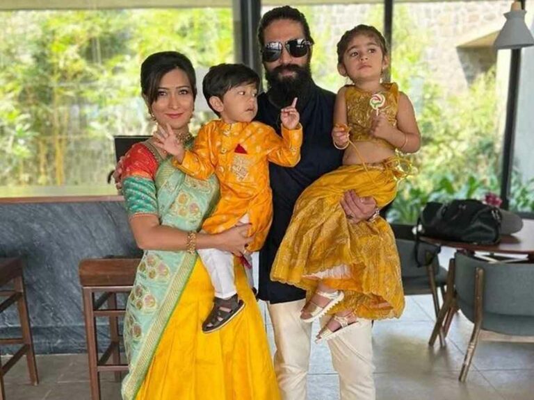 Yash: భార్యాపిల్లలతో రాఖీ భాయ్..  ఫోటో వైరల్