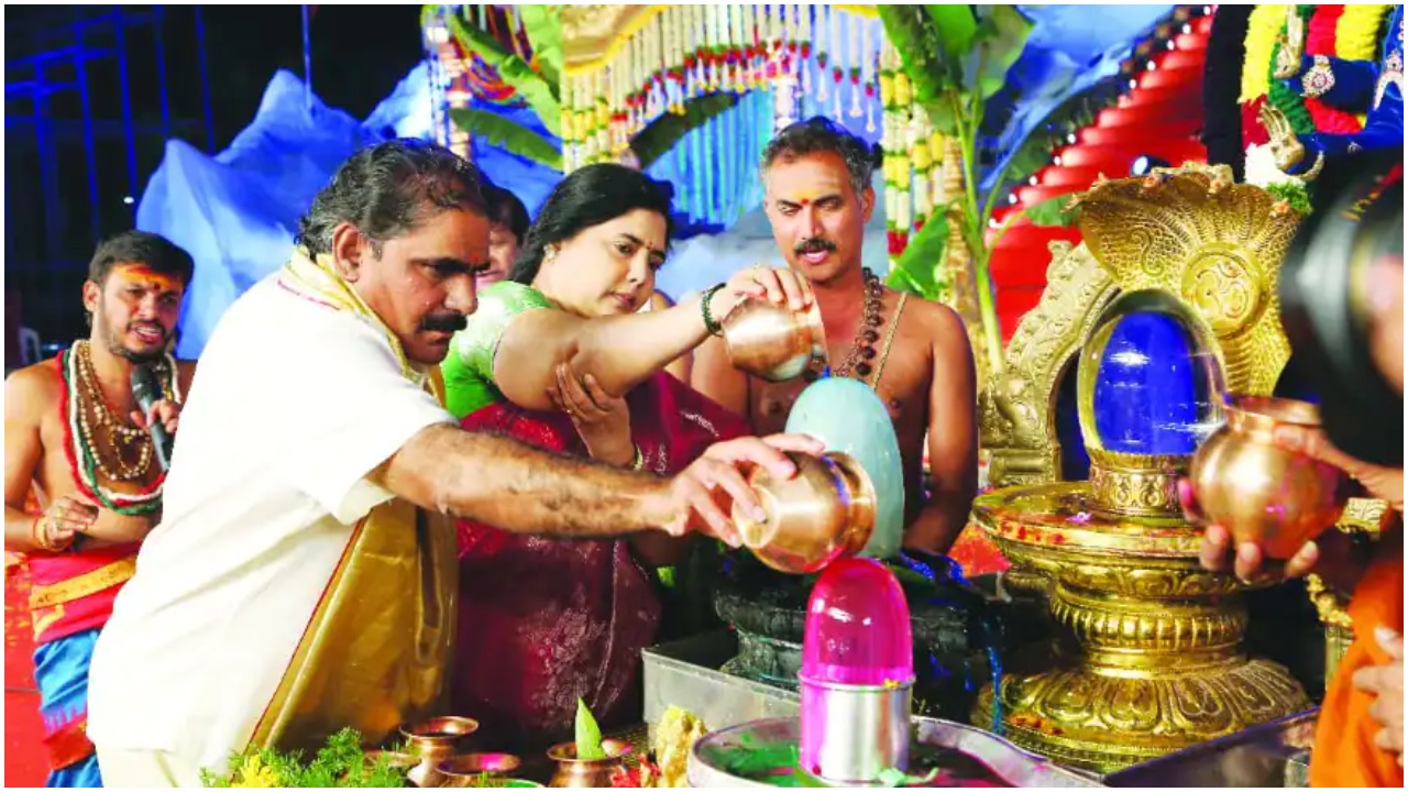 భక్తిటీవీ కోటిదీపోత్సవంలో శ్రీ నరేంద్ర చౌదరి దంపతులు