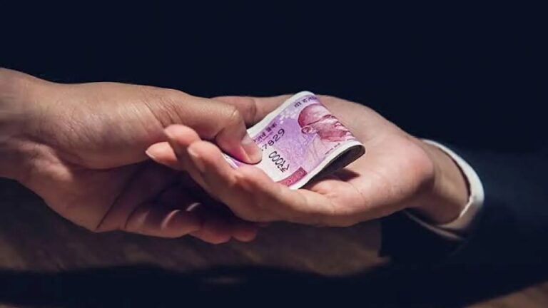 ACB Raids:  ఏసీబీకి చిక్కిన విద్యుత్ ఉద్యోగులు