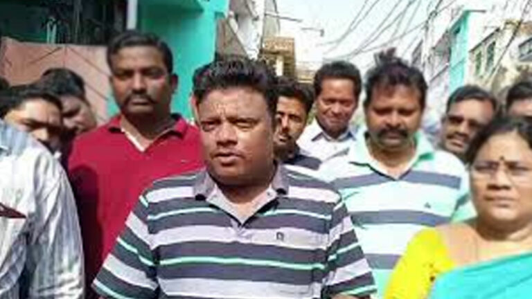 AP: వైసీపీ ఎమ్మెల్యేకు నిరసన సెగ.. సొంత పార్టీ నేతల నుంచే..!