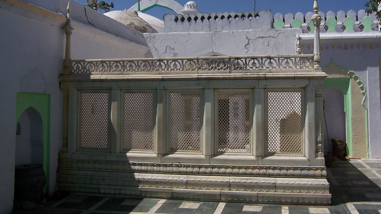 Aurangzeb’s tomb: ఔరంగ‌జేబు స‌మాధి మూసివేత..