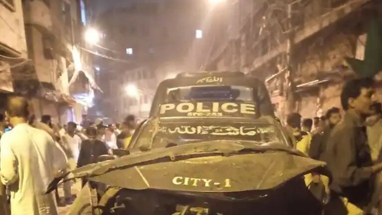 Karachi Blast : కరాచీలో ఐఈడీ బాంబ్‌ బ్లాస్ట్‌..